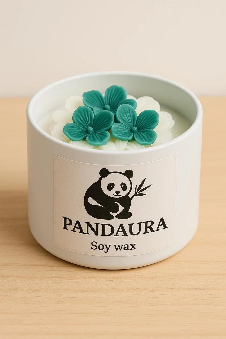 Kézzel készített szójaviasz gyertya virágos viaszdekorációval