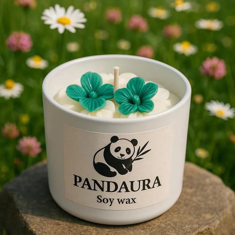 Kézzel készített szójaviasz gyertya virágos viaszdekorációval